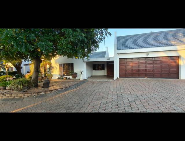 3 BEDROOM TOWNHOUSE FOR SALE IN PROTEA PARK